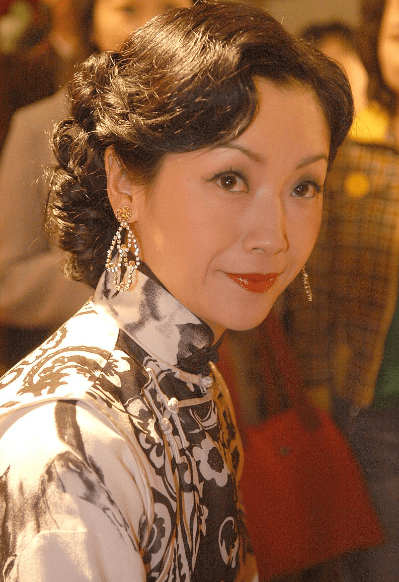 吴倩莲的美真打动人就算穿着上个世纪的衣服也美得很高调