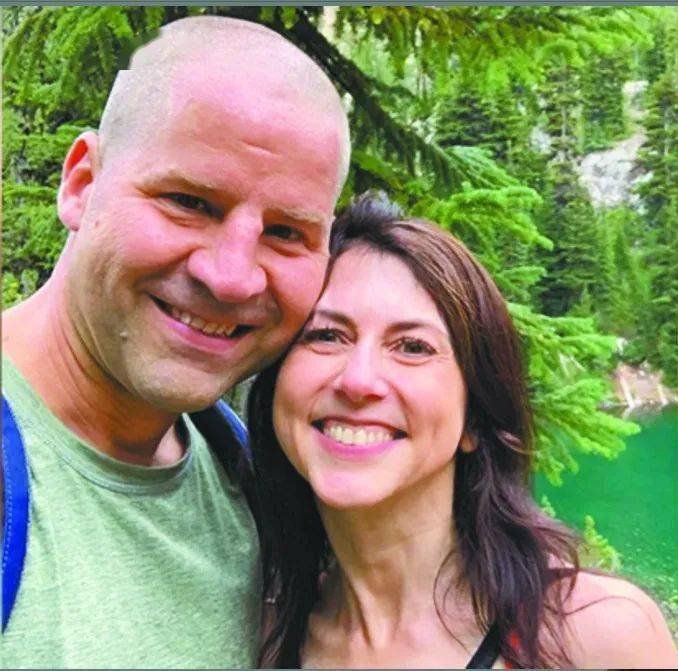 "世界第三女富婆"与中学教师结婚_麦肯齐