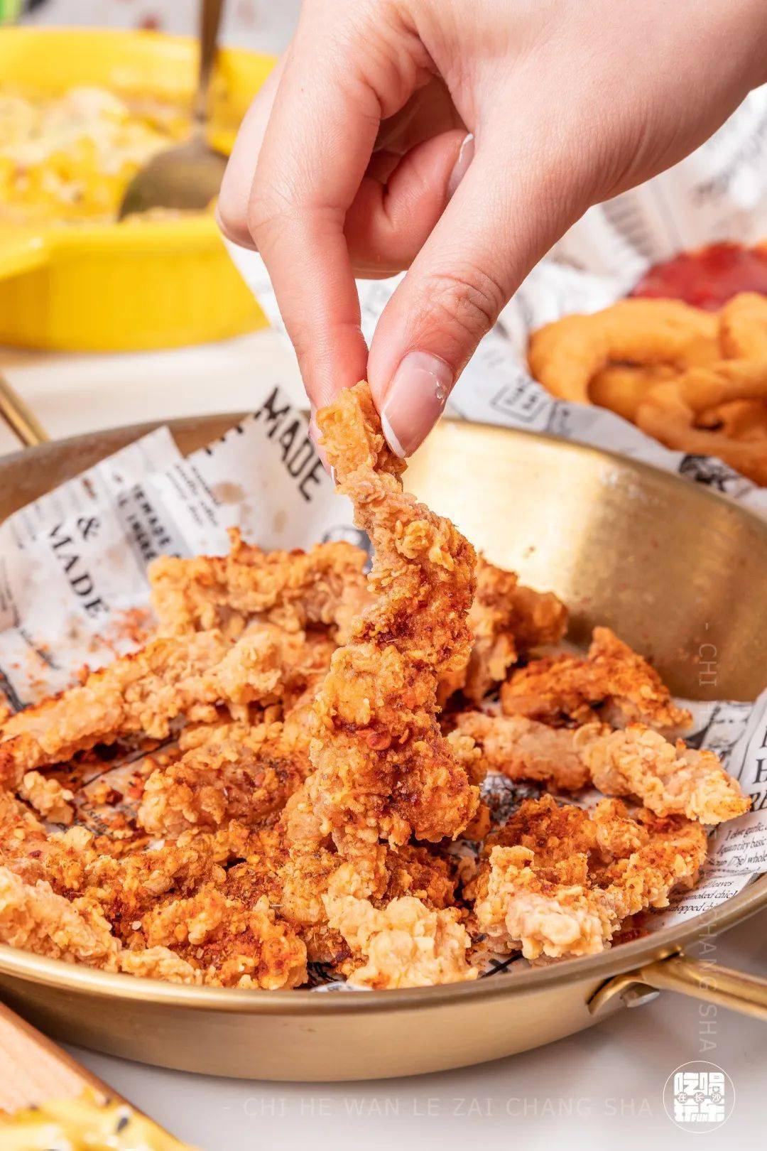 已经拌好的火鸡面趁热搅和搅和,让每根面条都"云露均沾".