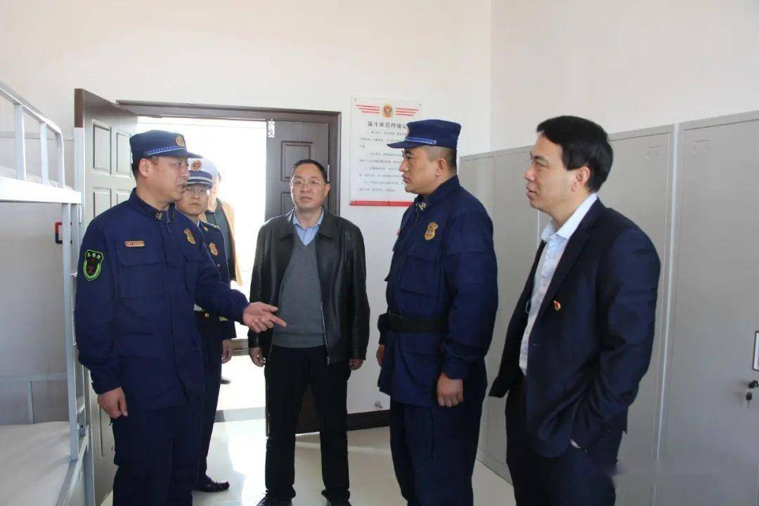 武威支队政委马晓东督导检查民勤县红砂岗消防救援站队站建设情况