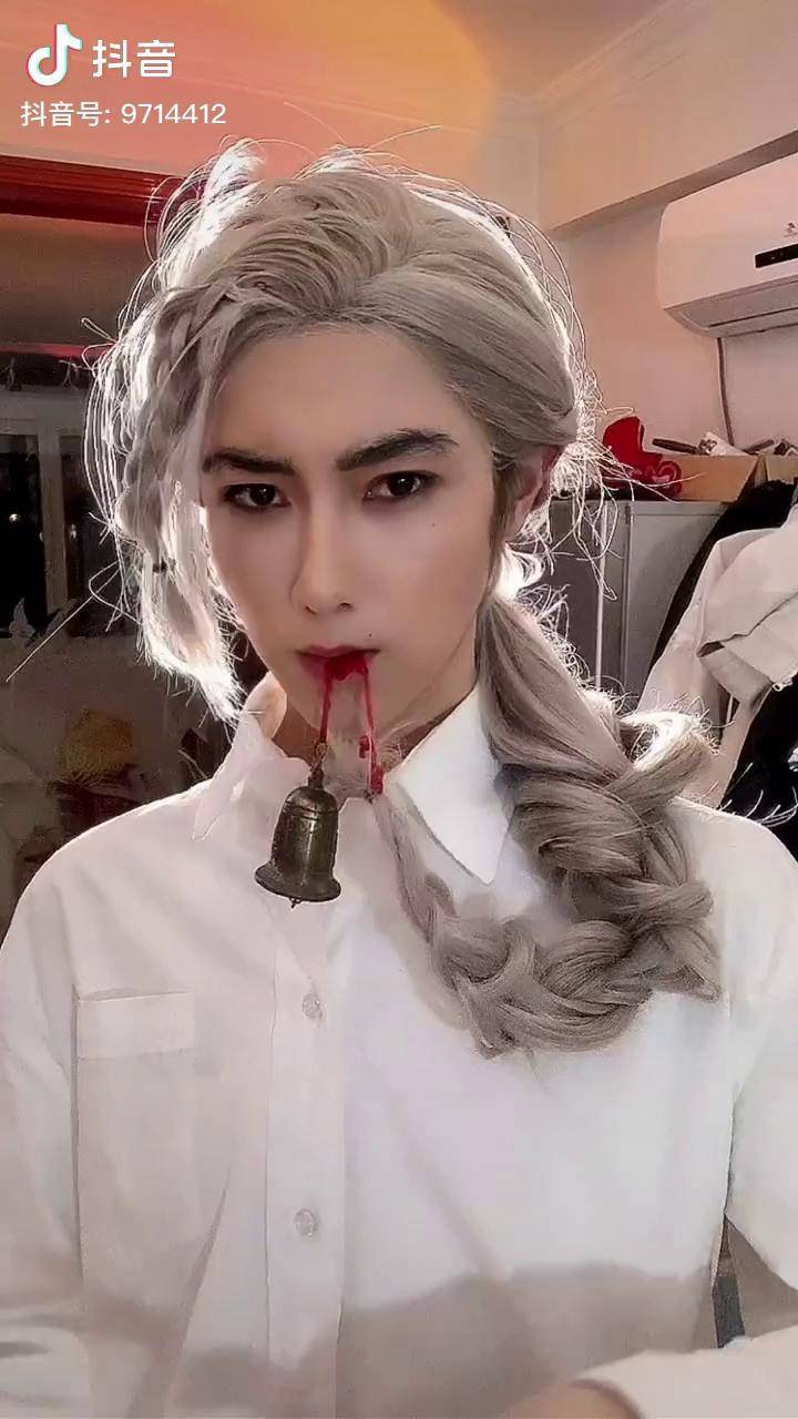 那人马尾后有个铃铛一步一响嘘那人来了古风马尾男生长发慢动作