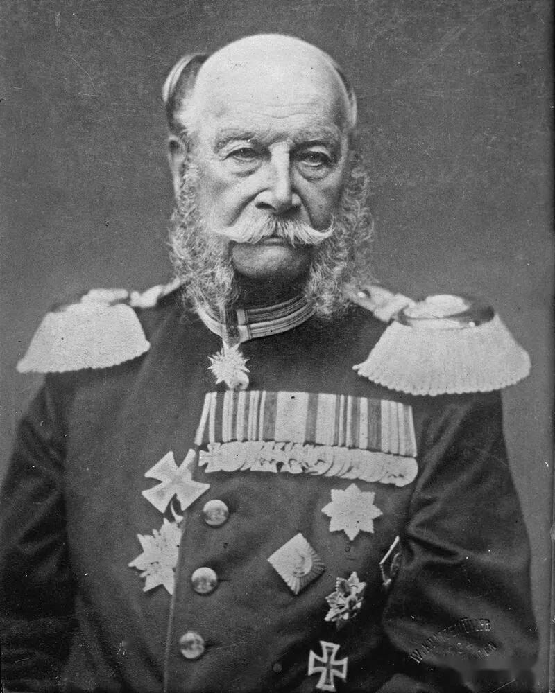 威廉一世是他哥哥设计的普鲁士钢盔最好的模特和代言人:1871 年 1 月