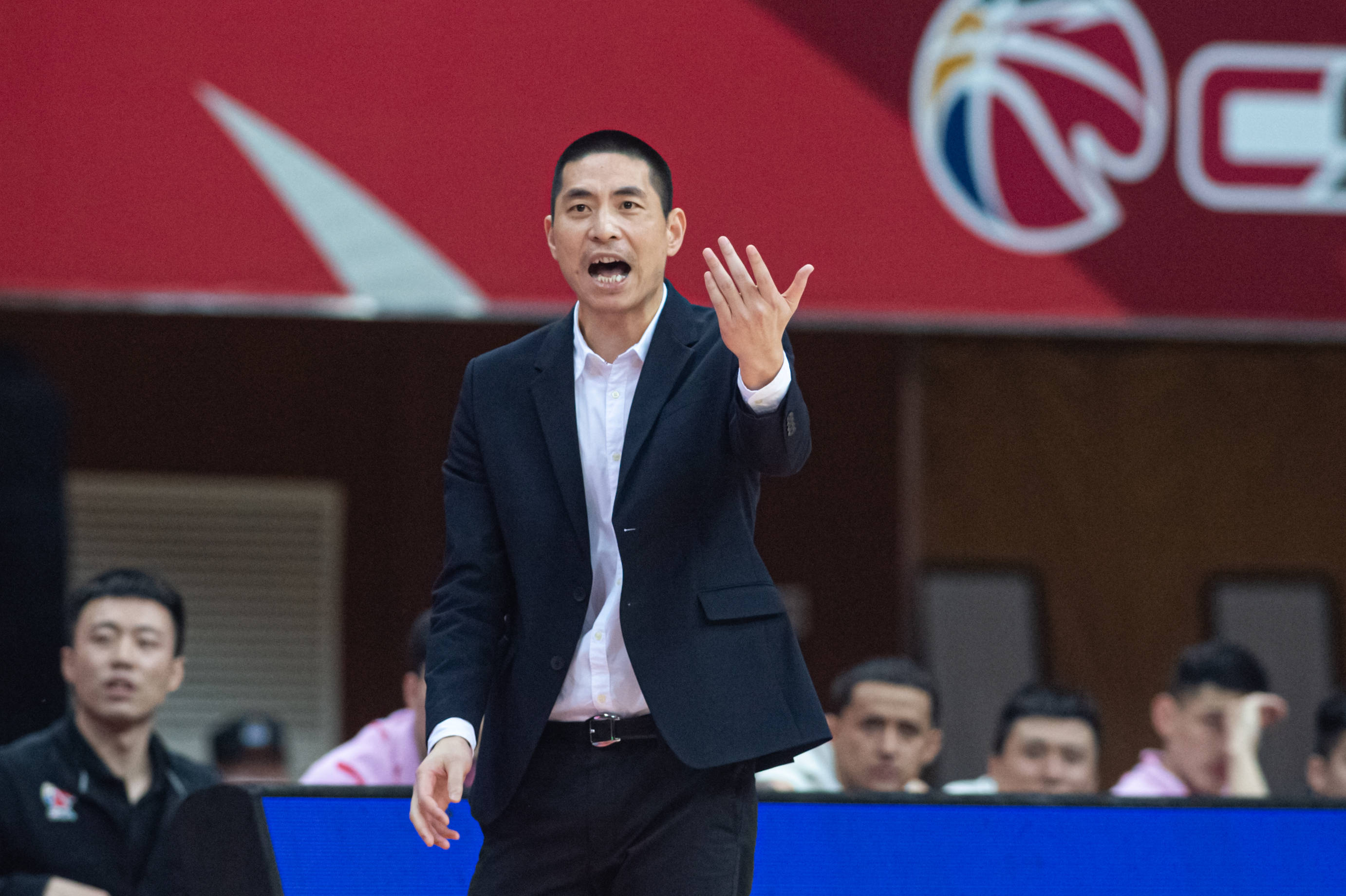 3月12日,福建豹发力队主教练朱世龙在场边指挥.