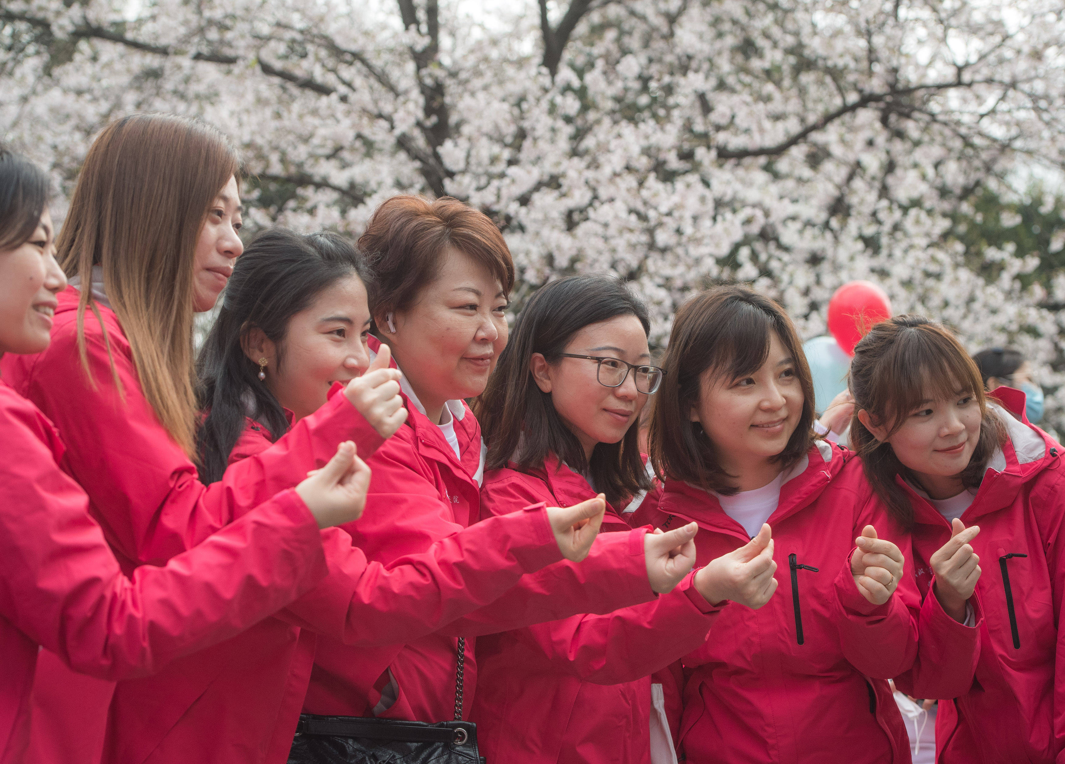 武汉大学邀请抗疫英雄赏樱