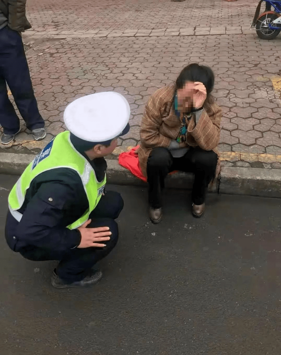 事发突然许昌一女子晕倒街头