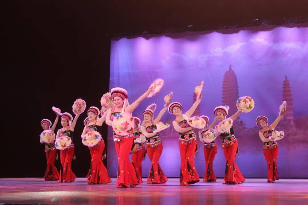 现场带来非遗项目《霸王鞭》,《八角鼓》,《左脚舞》以及大理各民族