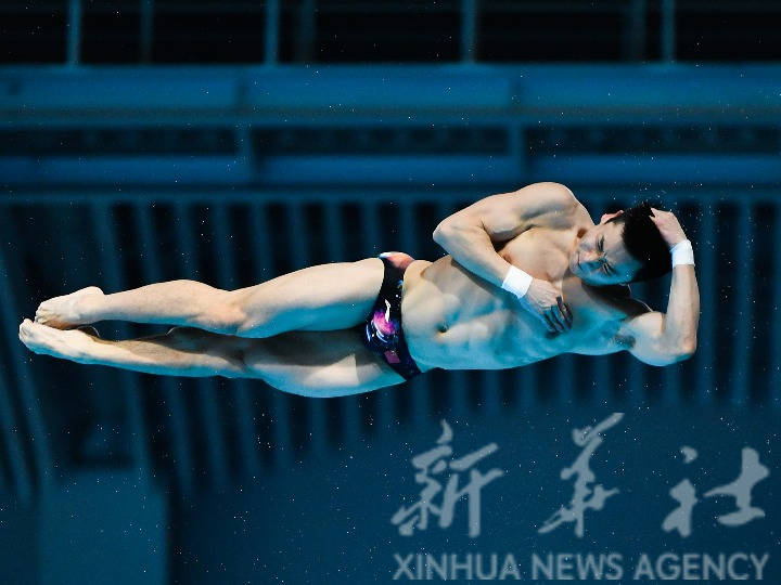 曹缘 陈芋汐分获21年中国跳水明星赛男子 女子10米跳台冠军 比赛