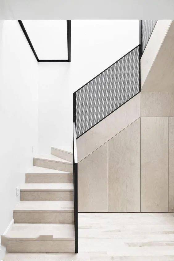折线型的楼梯设计,就是在楼梯的中间上加一个转角,和直线型楼梯相比