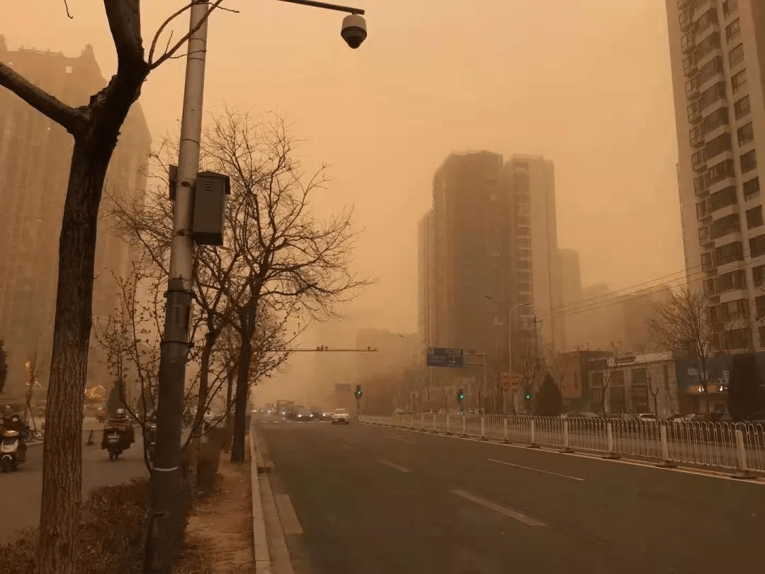 北京沙尘来临漫天橘黄色！沙尘暴来袭因何而起 强度：近十年来最强沙尘暴！_图片_中国小康网