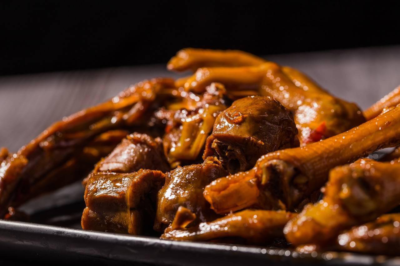 周黑鸭年净利骤降65卤味行业增长见顶