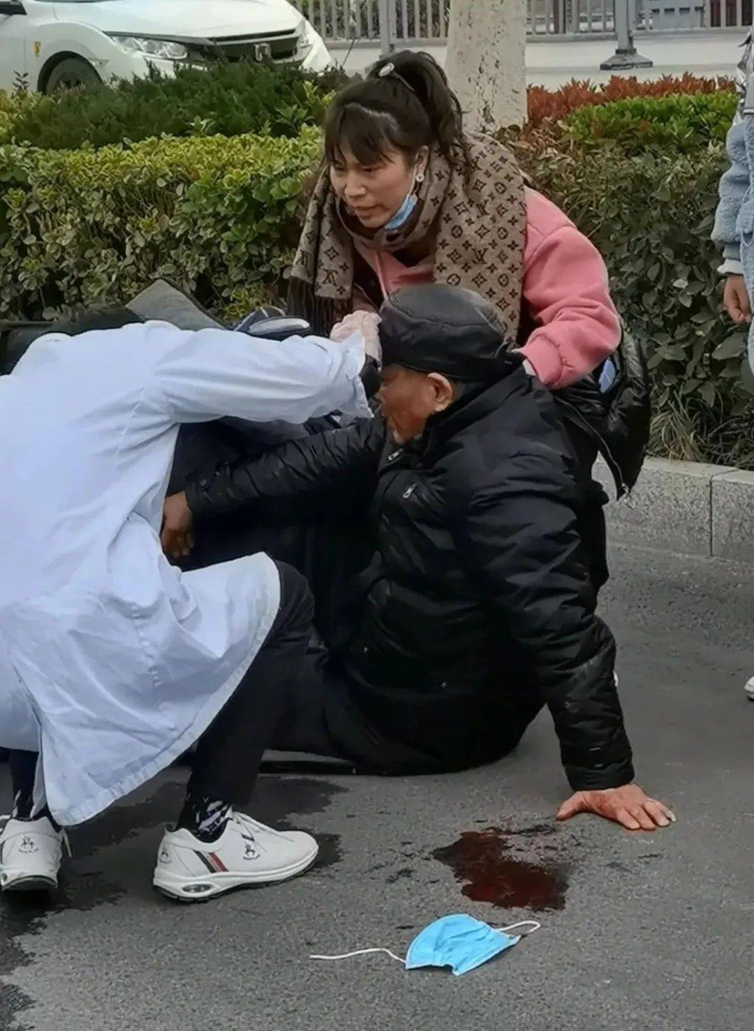 宿州吾悦广场附近突发事故!老人满脸都是血,网友却说.