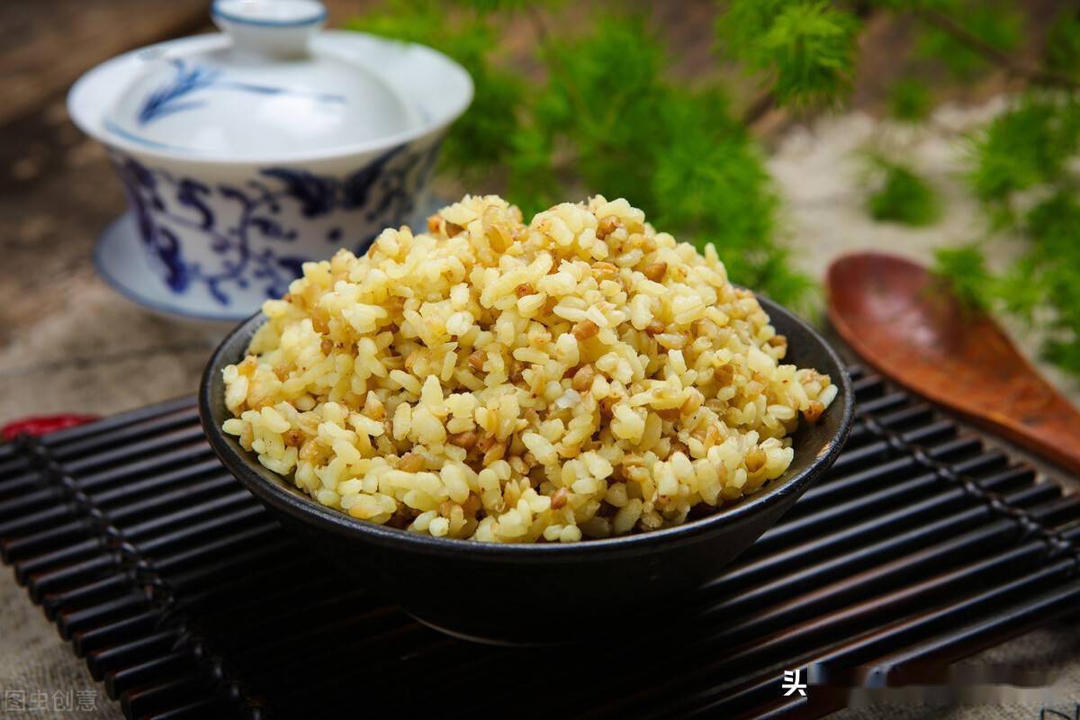 荞麦米和大米按照的等量的搭配备好;先将荞麦米略泡10来分钟左右,这样