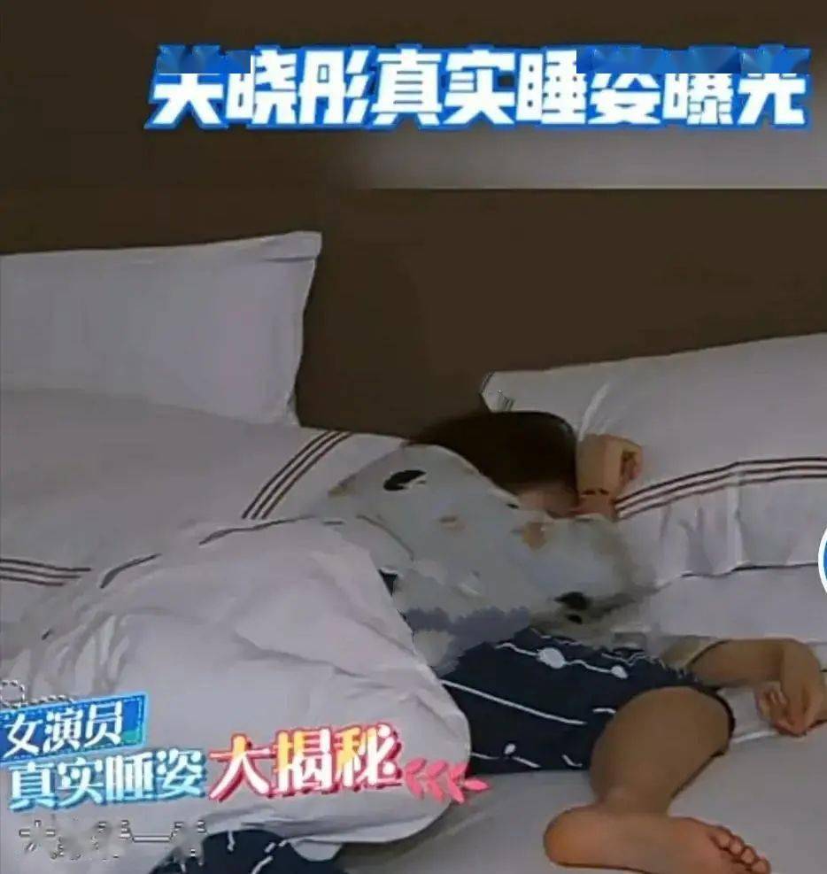 王牌关晓彤素颜出镜大笑失去表情管理真实模样太素人