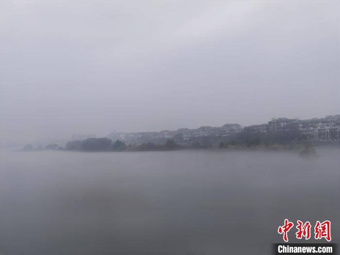 阳春三月广西桂林白雾笼罩的山水美景