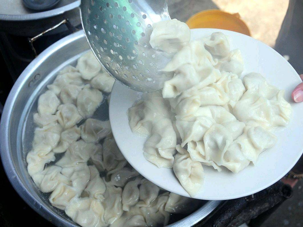 煮水饺直接煮熟捞出是大错特错,少这2步,饺子容易煮破还粘连_浆糊