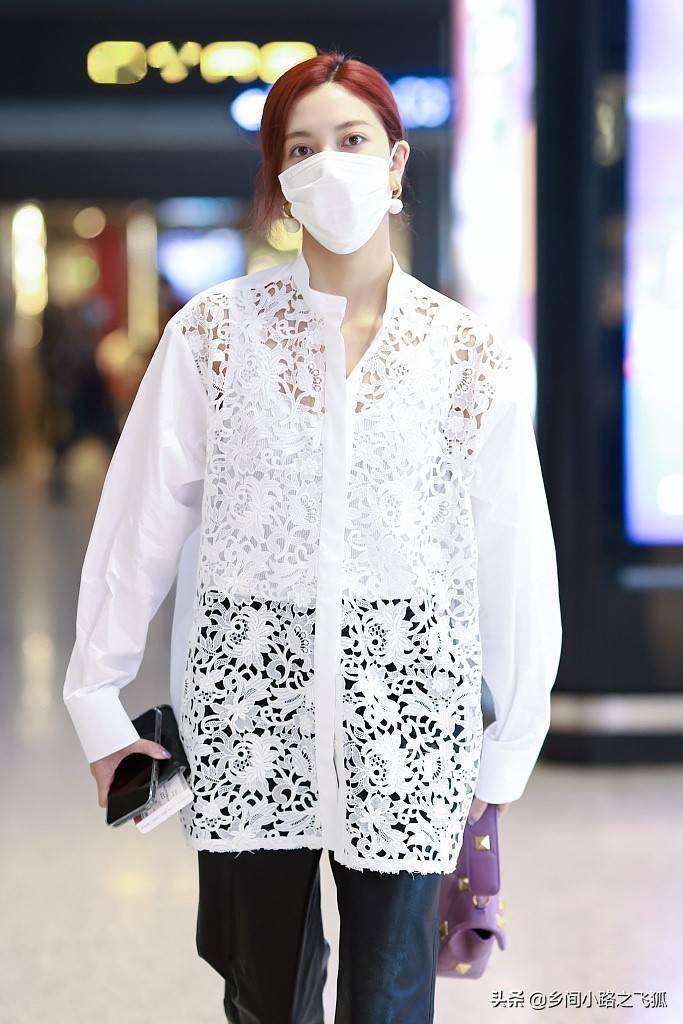 宋妍霏一头红发个性时髦穿轻纱衬衫仙气飘飘