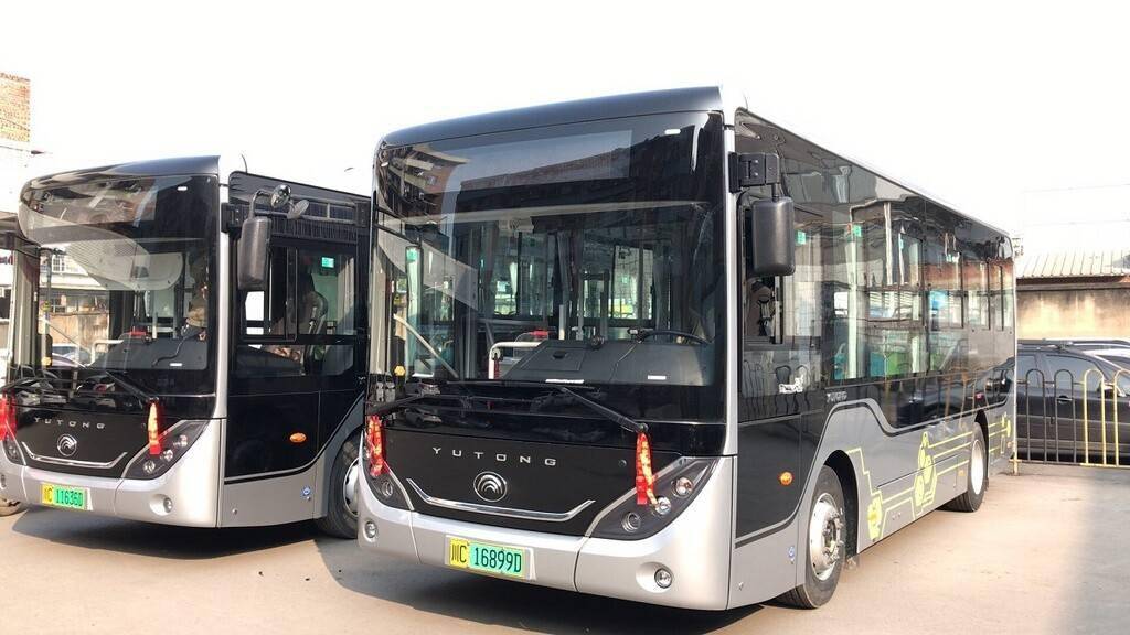 舒适荣县首批纯电动公交车上线运营