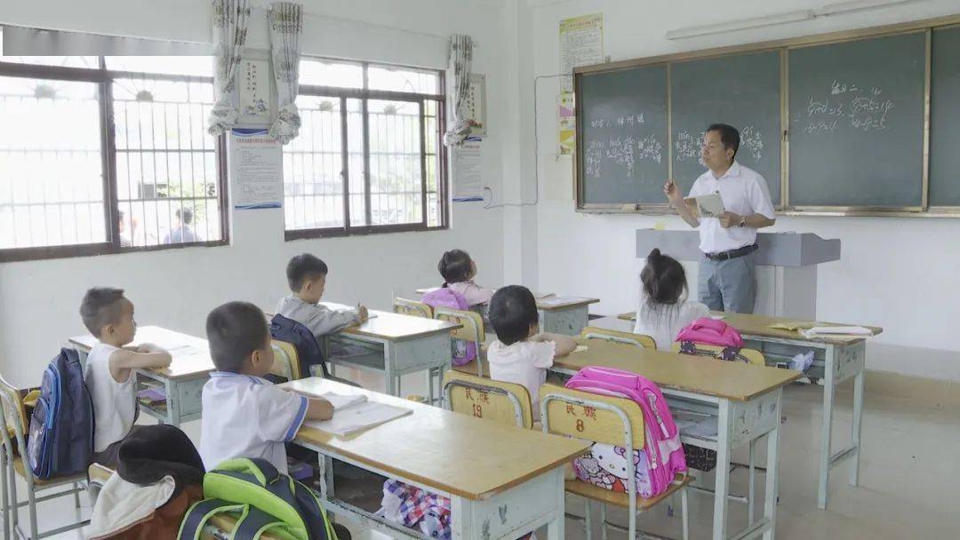 有名的小学老师 d13c315d3530418bb52c3209fdef39ec.jpeg