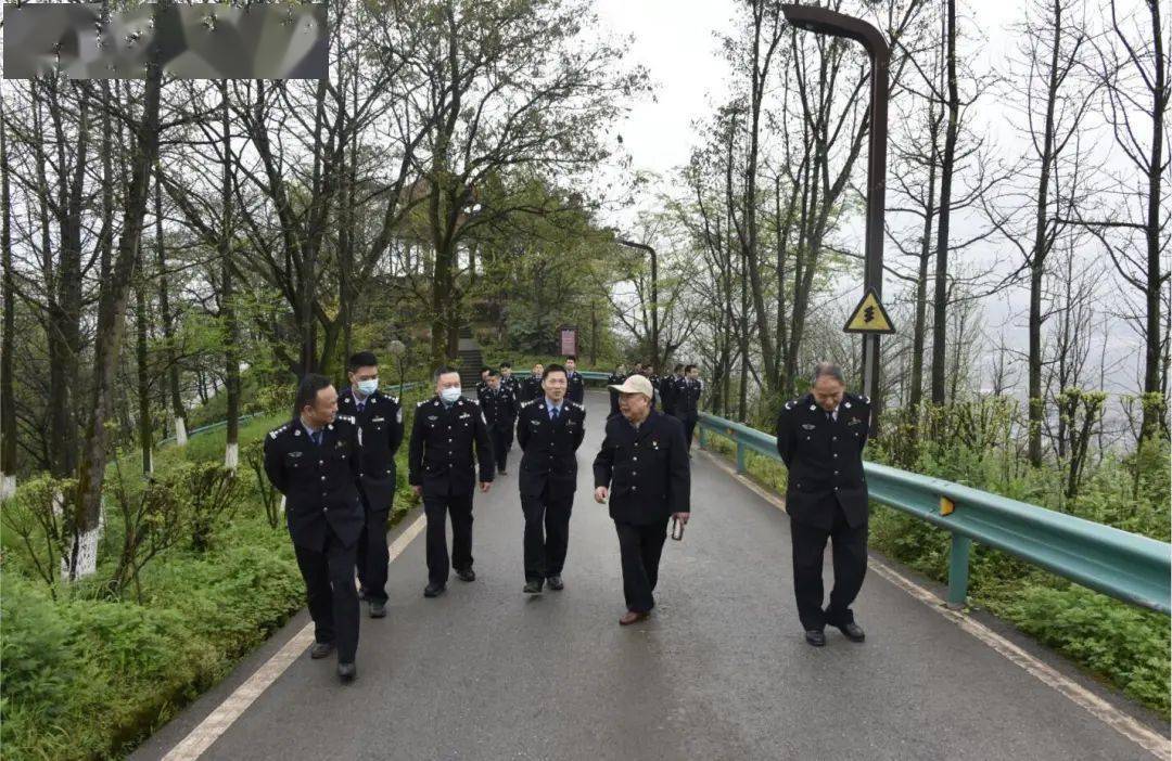 传统教育的民警凤城监狱退休干部徐昌荣在长寿菩提山顶3月17日上午