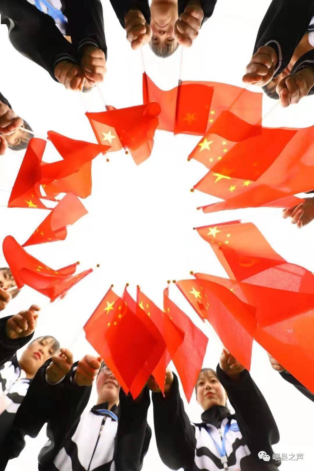 奋斗百年路启航新征程我和党旗合个影党旗始终在我心