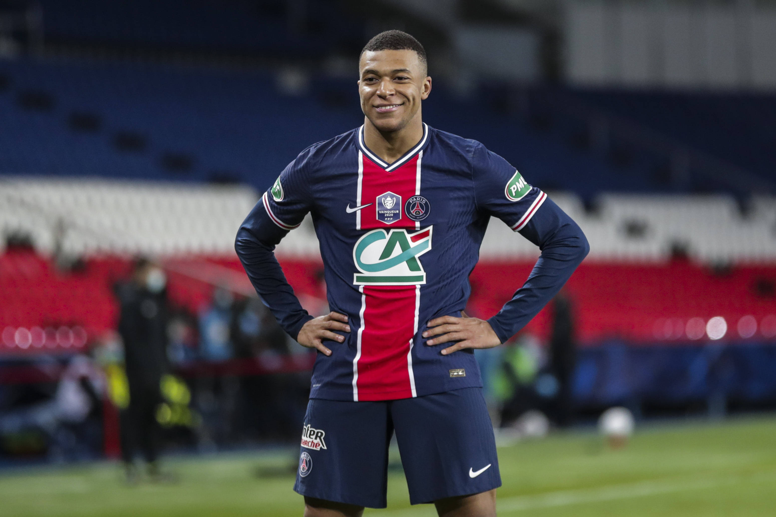 3月17日,巴黎圣日耳曼队球员迪马利亚(左)与里尔队球员布拉达里奇拼抢