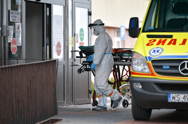 第三波疫情潮击溃波兰各地区病患爆表医院门口救护车大排长龙