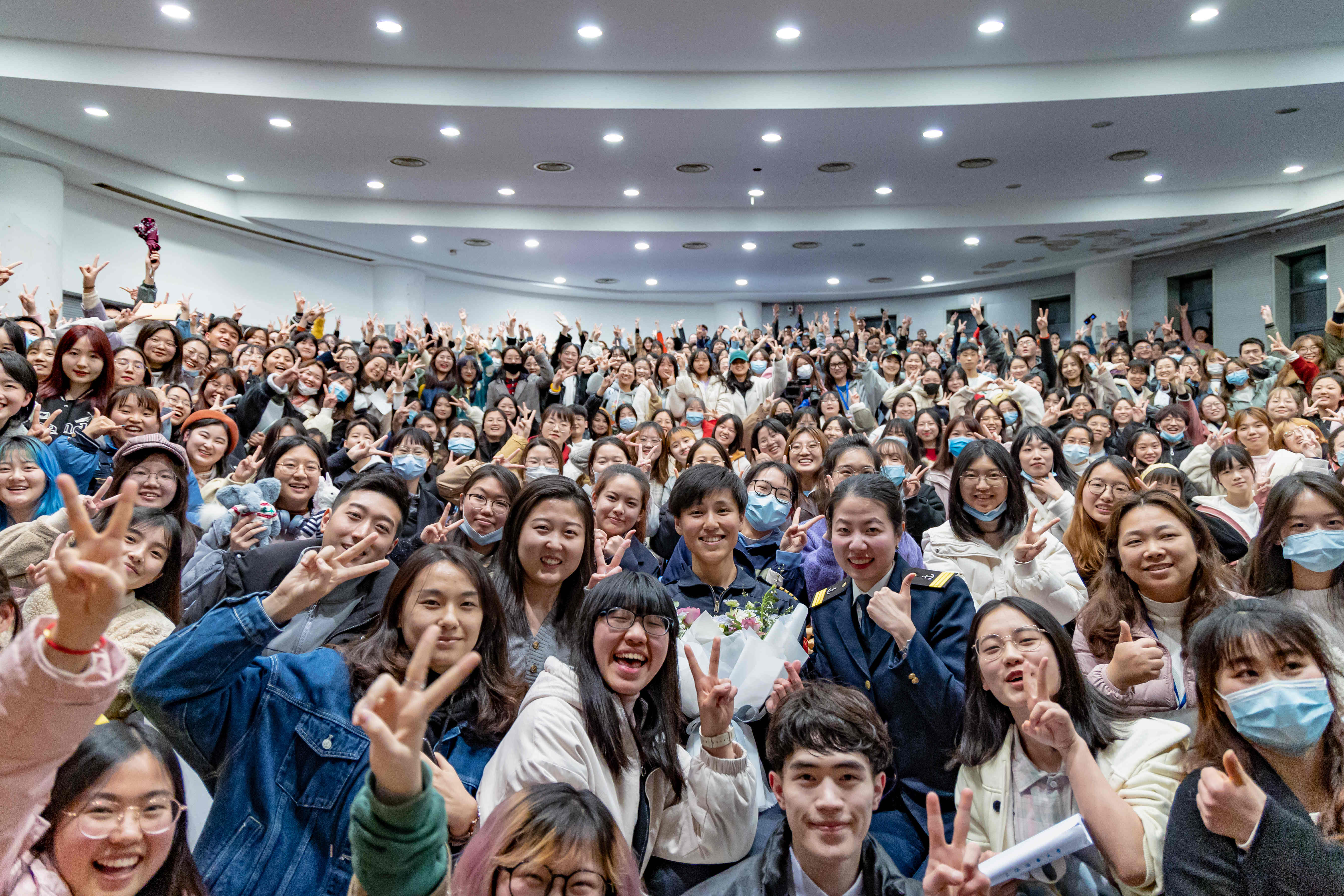 课堂秒变大型追星现场,中国第一代海上女搜救机长点燃大学生的航海梦