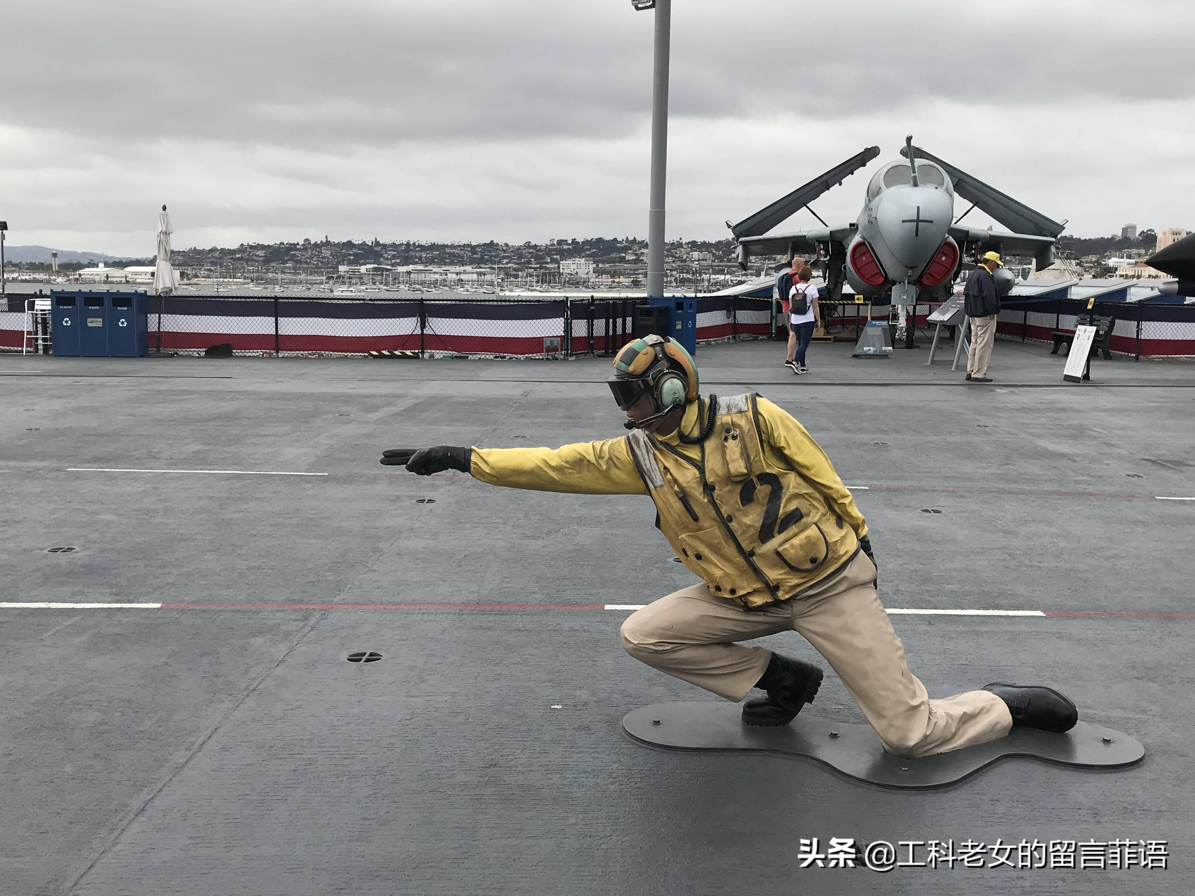 圣地亚哥非军迷看中途岛号航母甲板上的飞机