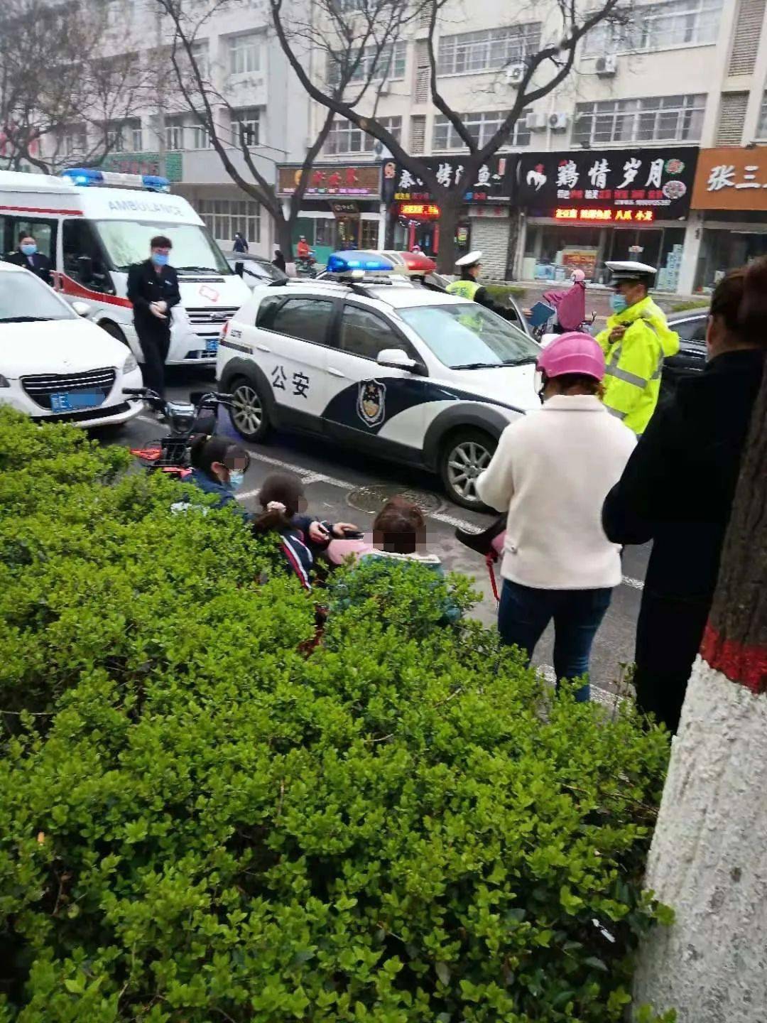 突发:渭南站北路一载2名学生的电动车和小车相撞,交警和120已到场处置