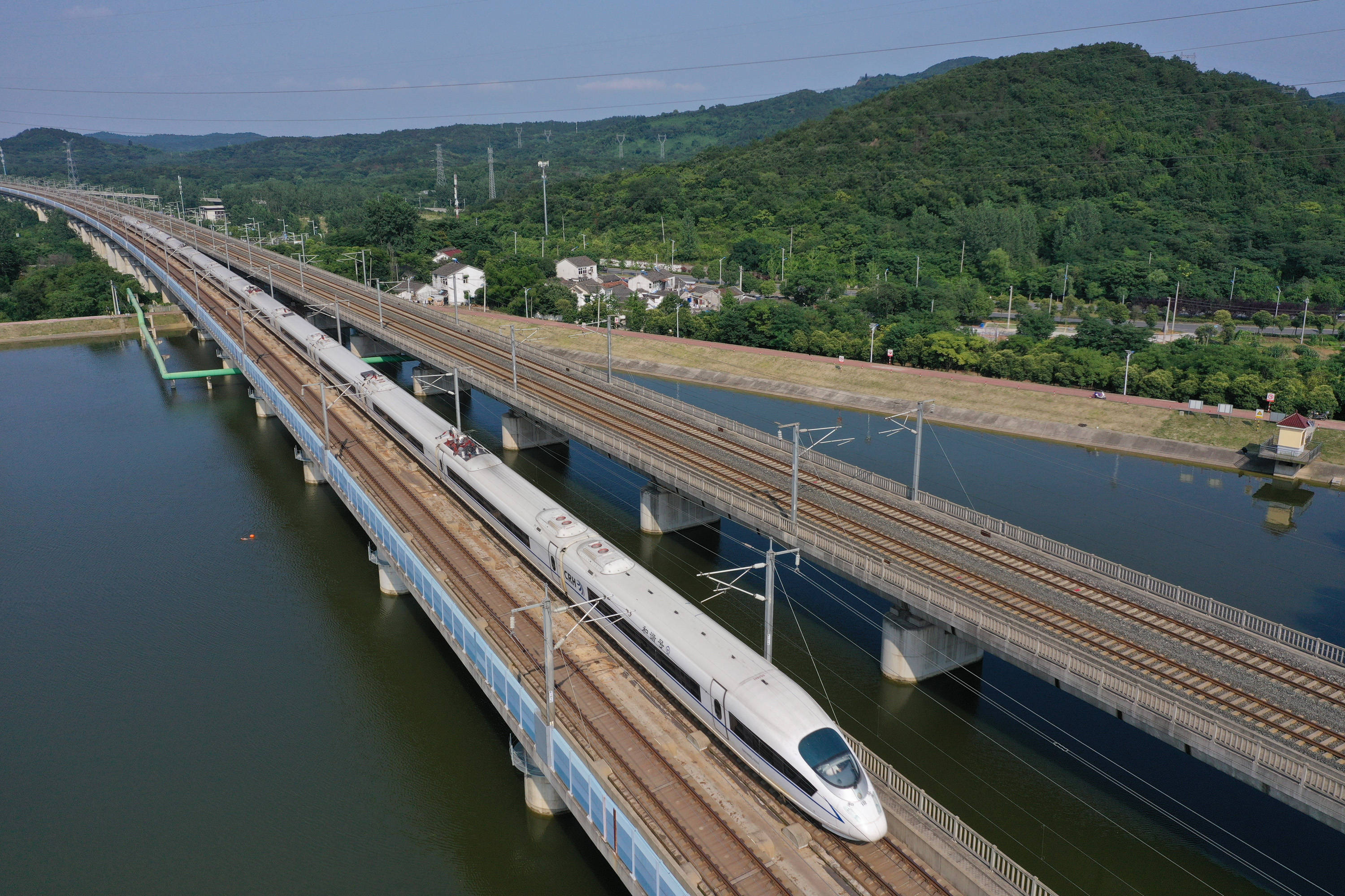 一列和谐号动车组列车驶经京沪高速铁路南京段(无人机照片,2020年6月