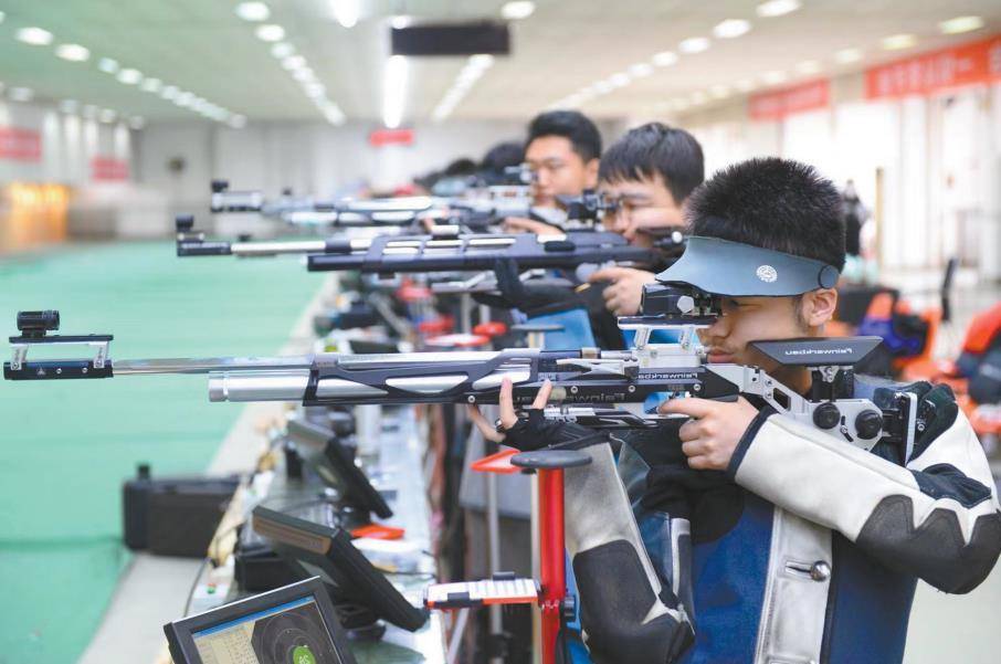 省步枪队运动员在射击馆集训.