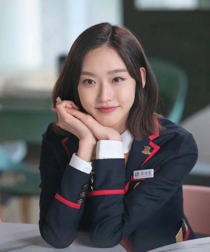 眼线是韩智贤眼妆中的亮点之一,上扬的黑色眼线一下