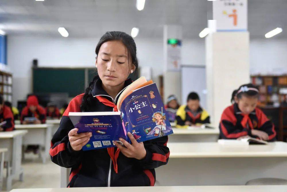 3月17日,在果洛藏族自治州甘德县岗龙乡寄宿制中心小学,学生在上阅读