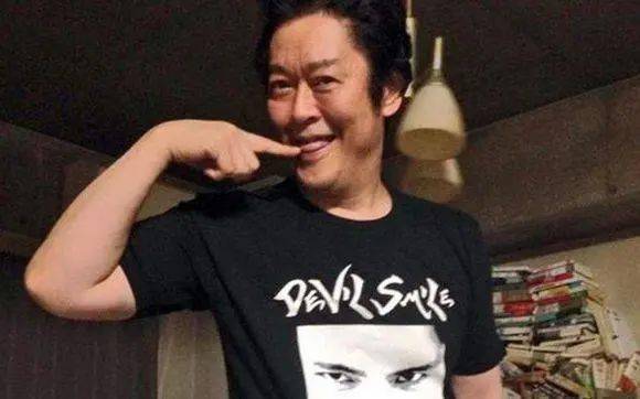 他便是今天的主人公井上敏树,一个在成神与犯病之间反复横跳的编剧.