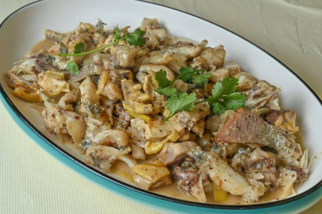 黑松露的芳香融入到新鲜的罗非鱼和扇鸡中,令鱼肉和鸡肉的口感更加鲜