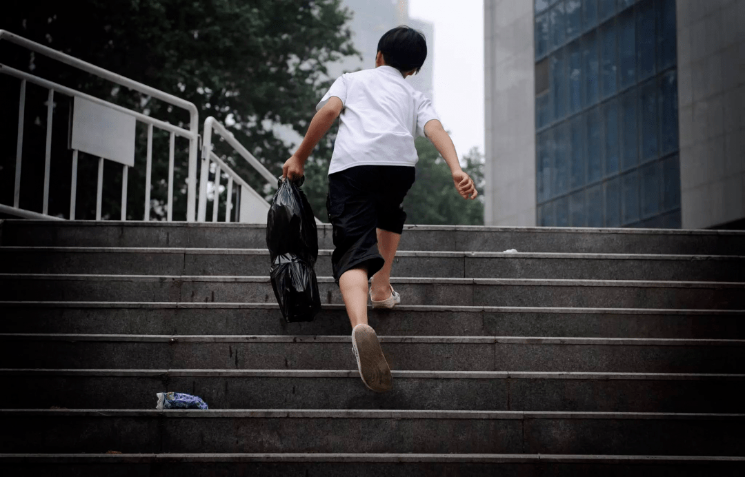 只不过意味着,你和他的缘分,就是今生今世,不断目送他的背影渐行渐远