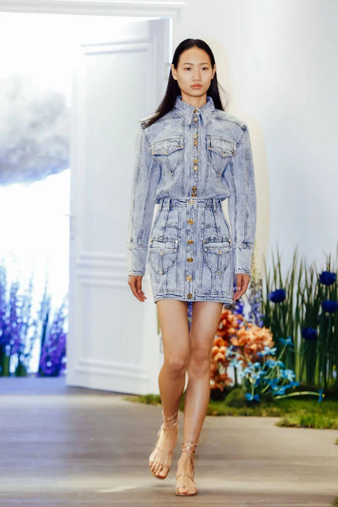 超然绽放 万象新生 连卡佛举办2021春夏潮流时尚大秀