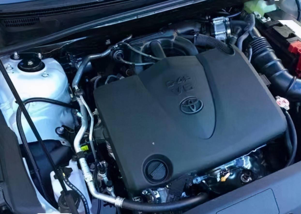 我们还发现这款丰田凯美瑞还使用了全新的红色刹车卡钳,这样一来该车