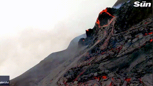 无人机近距离拍摄到冰岛火山喷发画面