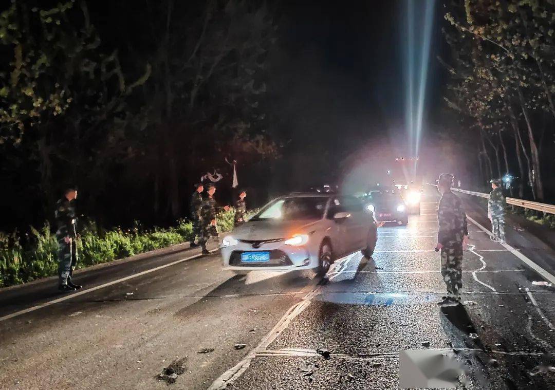 突发车祸现场武警迅速出手救人