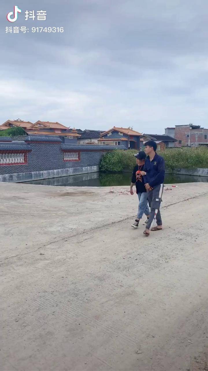 彭恰恰(10月25号上午9:30品牌专场 磁铁李飞(沙雕村) 沙雕村