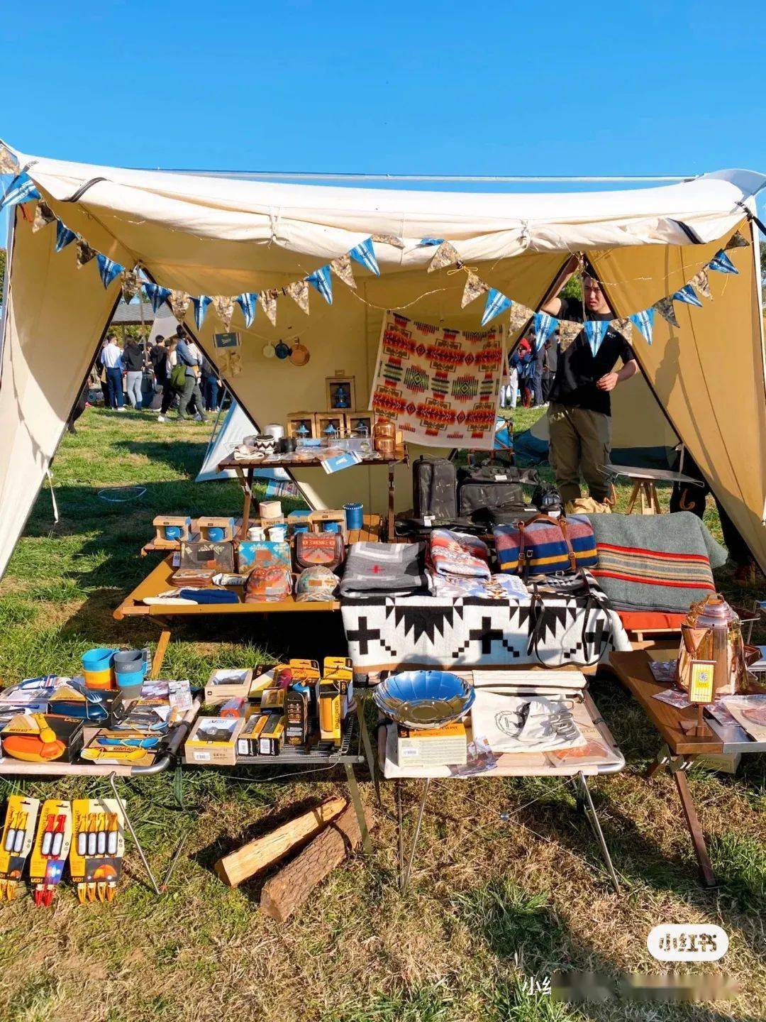 摊主招募一起在城市里搭帐篷露营吧