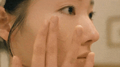 每熬一次夜,神经酰胺就减少了,所以需要及时补充,提高肌肤保水能力