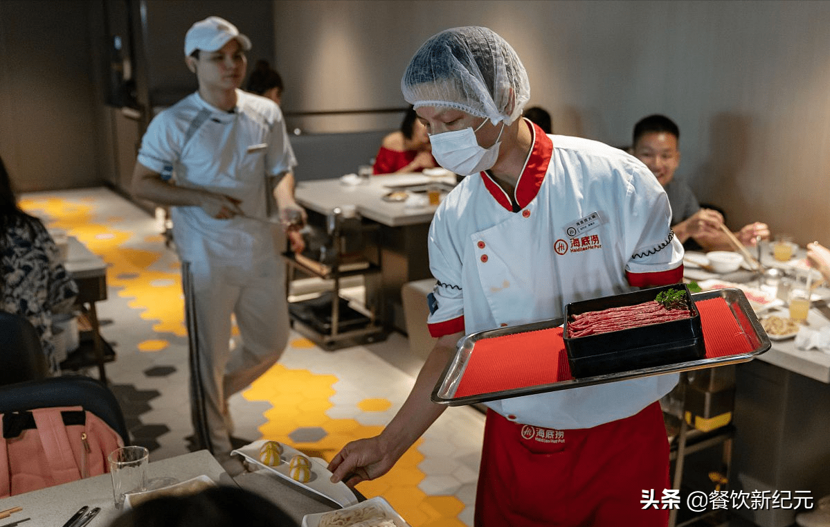 由于海底捞的工作强度大,每天工作时间12个小时左右,节假日周末有时