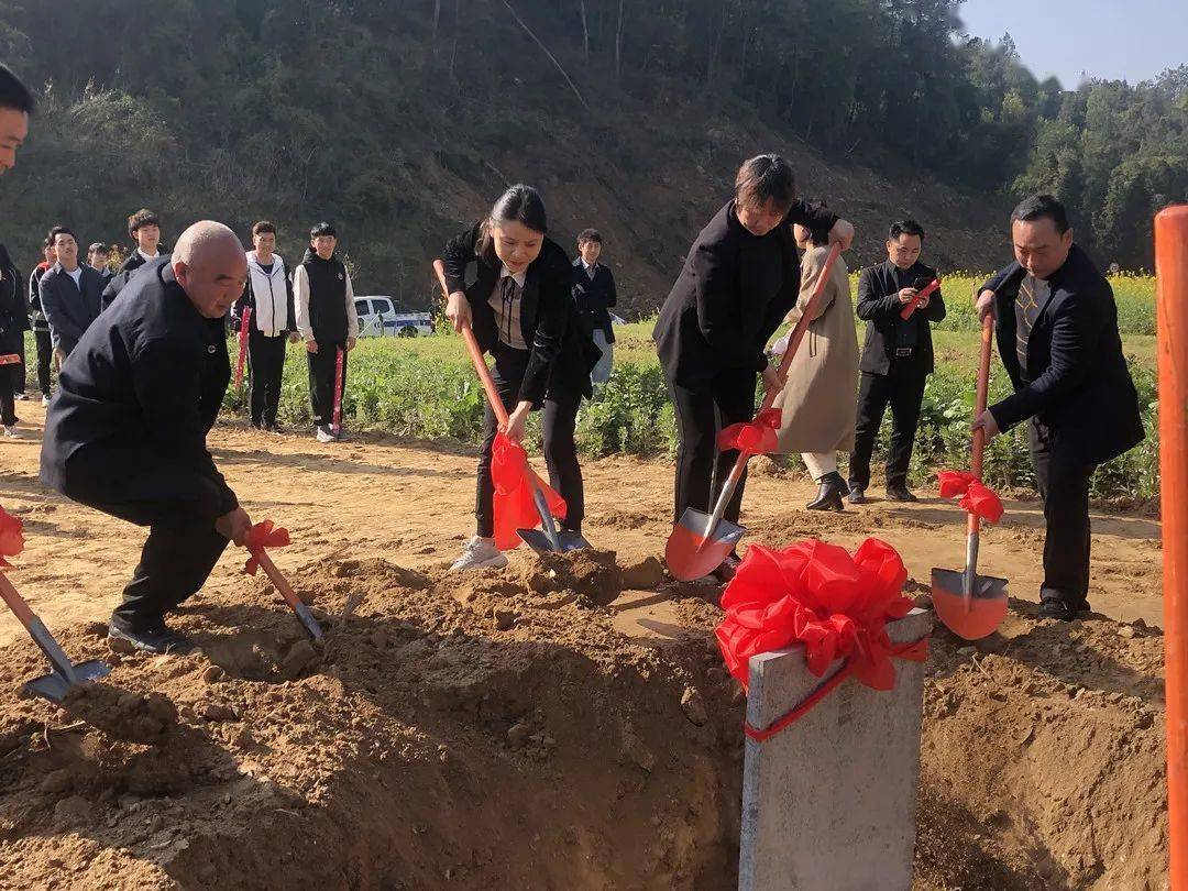 副主任雷震和武當山新京武文武學校院長孟向陽等相關領導和嘉賓出席