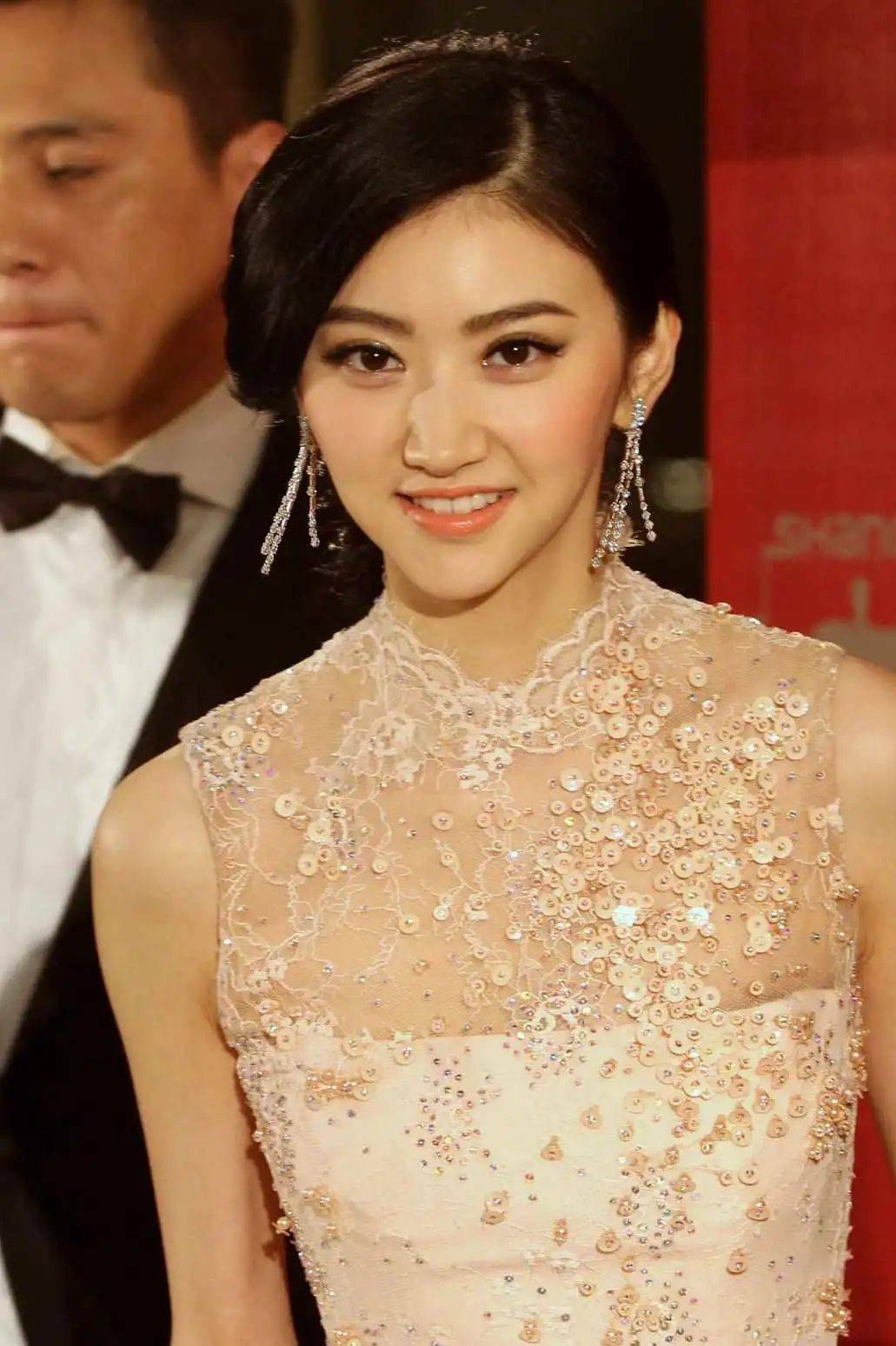 景甜之前的眉型是毫无新意的粗平直,加之她额头不宽,过粗的眉毛加上未