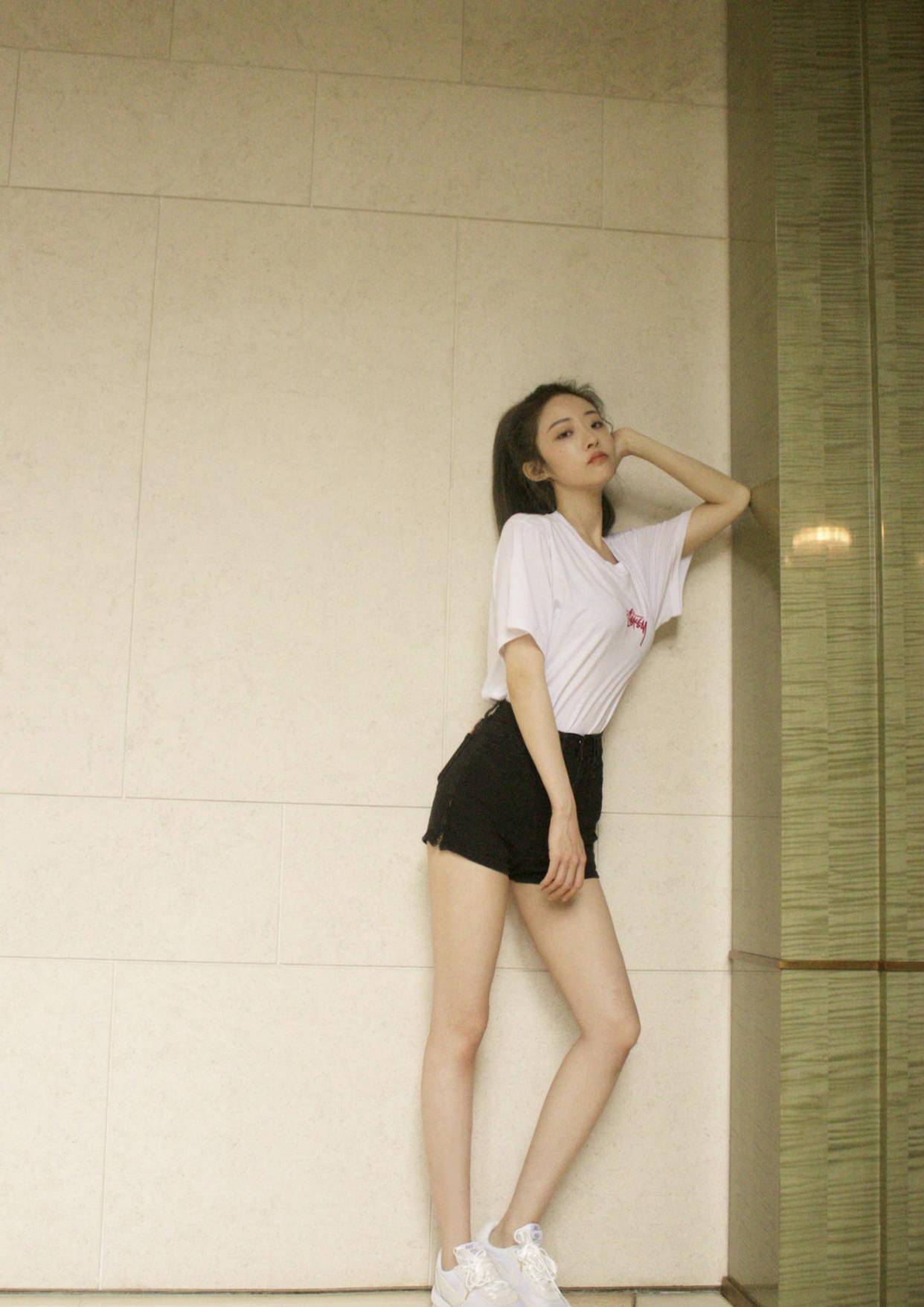 喻言太会穿姜黄露脐装配牛仔裤又纯又欲一头短发气场超a