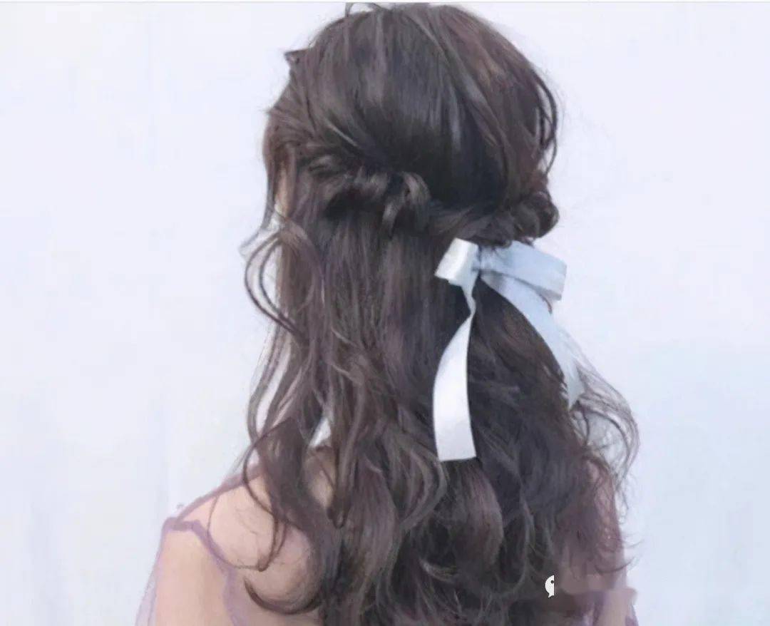 微卷的女生2021伴娘编发发型,她是把头顶上面的头发给简单地编了一下