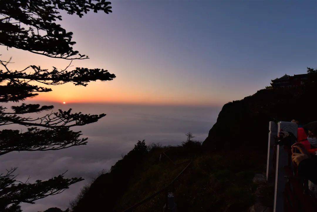 峨眉山曝光從未見過的天空日出雲海日月同輝勝景治癒了所有人