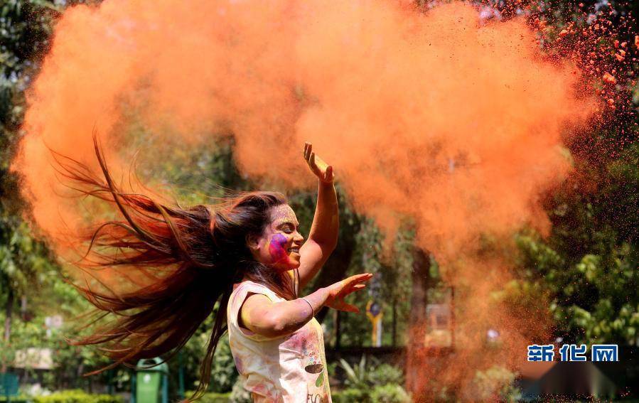印度洒红节女孩图片